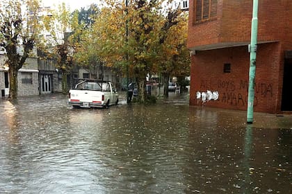 Cuando las fuertes lluvias afectan a los autos, es momento de contactarse con el seguro