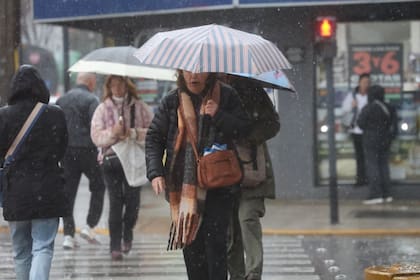 Fuertes precipitaciones en Buenos Aires. Lluvia. Av. Maipú y Pelliza