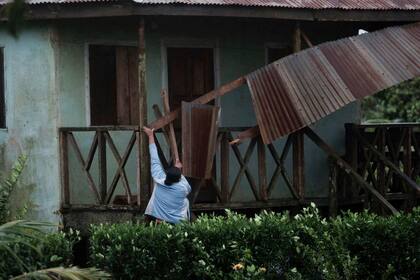 La fuerza del viento arrancó techos y derribó árboles, varias zonas están sin suministro eléctrico