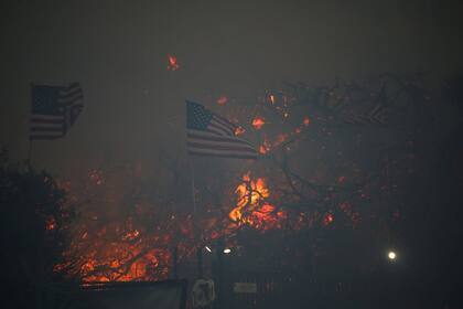 Fuertes vientos y condiciones secas del ambiente han puesto en alerta a miles de personas en el principal núcleo urbano del sur de California