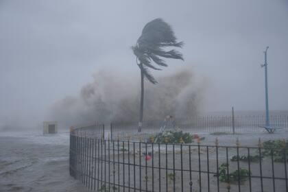 Fuertes vientos y olas golpean la orilla en la playa de Digha, en la costa de la Bahía de Bengala, al paso del ciclón Yaas en Bengala Occidental, India