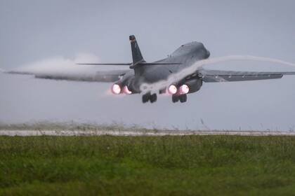 Fuerza Aérea de EEUU voló bombarderos supersónicos B-1 hasta la costa de Venezuela
