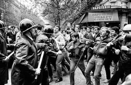 FUERZA CONJUNTA. Choques entre estudiantes y la policía en el boulevard Saint Michel