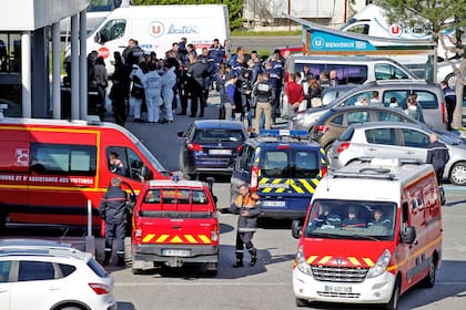Fuerzas de rescate y oficiales de policía en un supermercado con rehenes en Trebes, Francia, el 23 de marzo de 2018.
