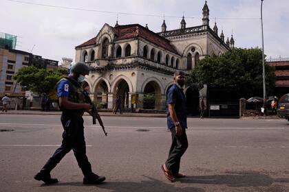Fuerzas de seguridad de Sri Lanka patrullan las calles de Colombo, Sri Lanka, el 12 de mayo del 2022.  (AP foto/Eranga Jayawardena)