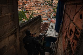 Inflables y granadas: las pandillas debilitan el poder de Maduro en su bastión