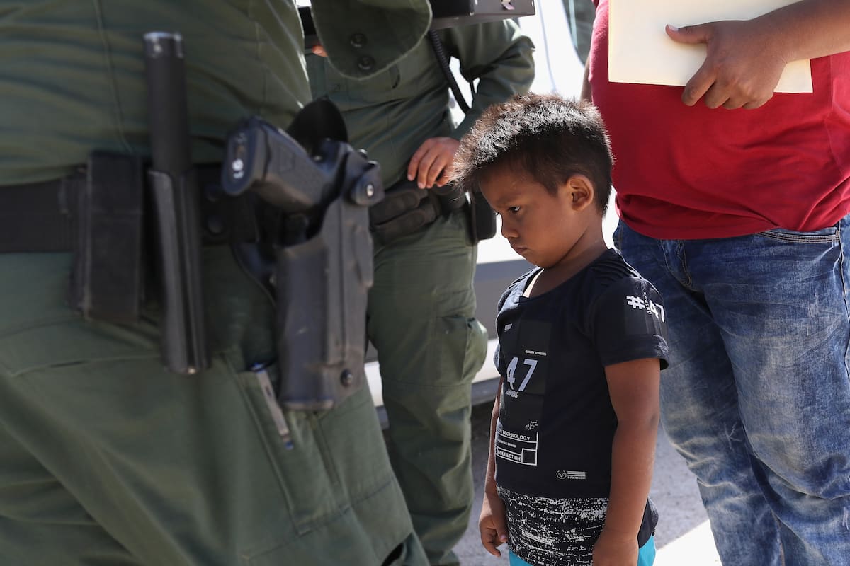 Fuerzas de seguridad estadounidenses detienen a un padre y a su hijo, provenientes de Honduras, siguiendo las políticas de Trump