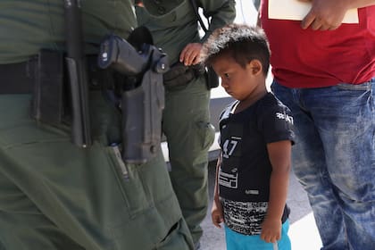 Fuerzas de seguridad estadounidenses detienen a un padre y a su hijo, provenientes de Honduras, siguiendo las políticas de Trump