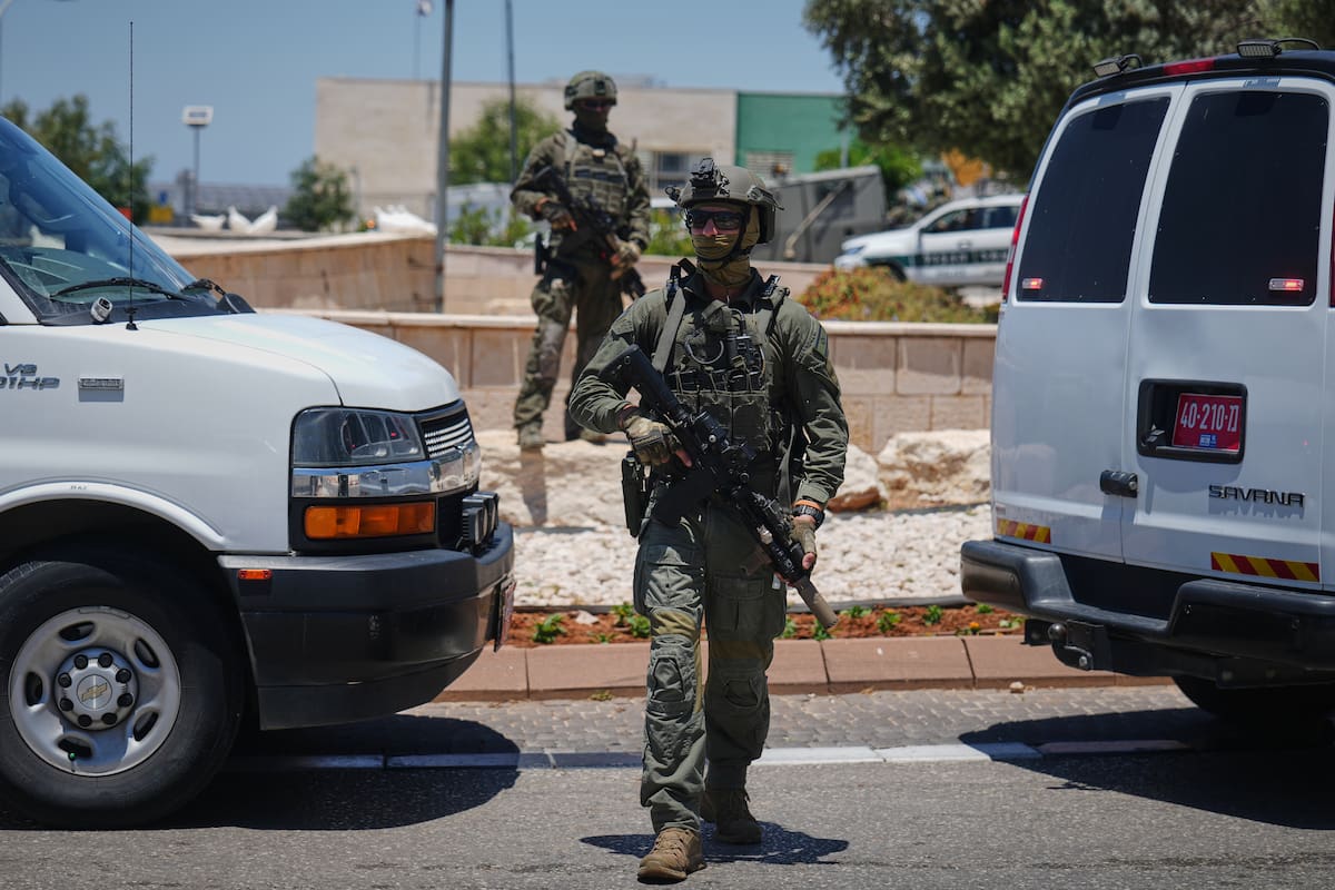 Fuerzas de seguridad israelíes fueron desplegadas en el lugar de un tiroteo realizado por un ciudadano palestino de Israel en cerca de Tzur Yitzhak