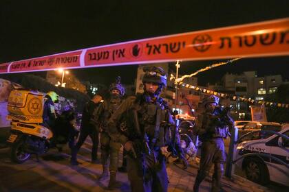Fuerzas de seguridad israelíes vigilan el sitio donde se perpetraron varios apuñalamientos el jueves 5 de mayo de 2022, en la localidad de Elad, en Israel. (AP Foto/Maya Alleruzzo)