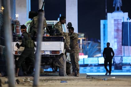 Fuerzas de seguridad patrullan los alrededores del Hotel Hyat tras la toma terrorista del edificio