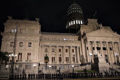Fuerzas de seguridad rodean el Congreso de la Nación durante el debate por la Ley Bases