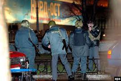 Fuerzas de seguridad rusas en las afueras del teatro Dubrovka de Moscú