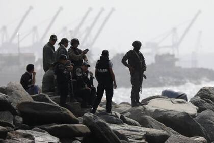 Fuerzas de seguridad venezolanas en Macuto tras la supuesta invasión.