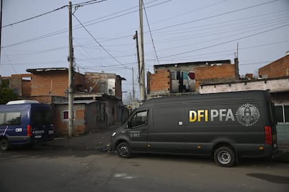 Fuerzas federales trabajan en villa Banana en busca de pistas sobre los atacantes