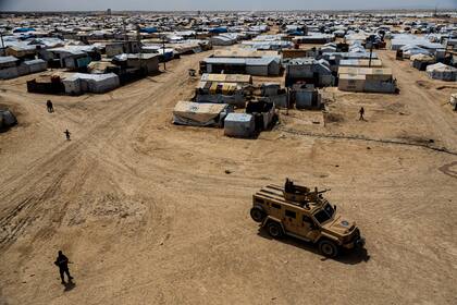 Fuerzas kurdas patrullan el campamento de al-Hol, que alberga a familias de miembros del grupo Estado Islámico