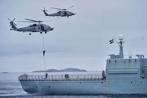 Fuerzas militares danesas participan de un ejercicio militar con miembros europeos de la OTAN en el Océano Ártico en Nuuk, Groenlandia, en septiembre del año pasado