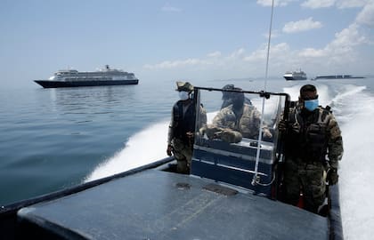 Fuerzas navales de Panamá patrullan en las cercanías del crucero Zaandam