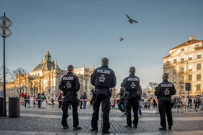 Fuerzas policiales desplegadas para una manifestación contra el cambio climático en Munich, el 18 de diciembre de 2020