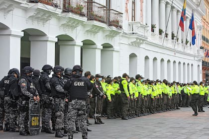 Fuerzas policiales rodean el Palacio de Gobierno en Quito ante las marchas de protesta