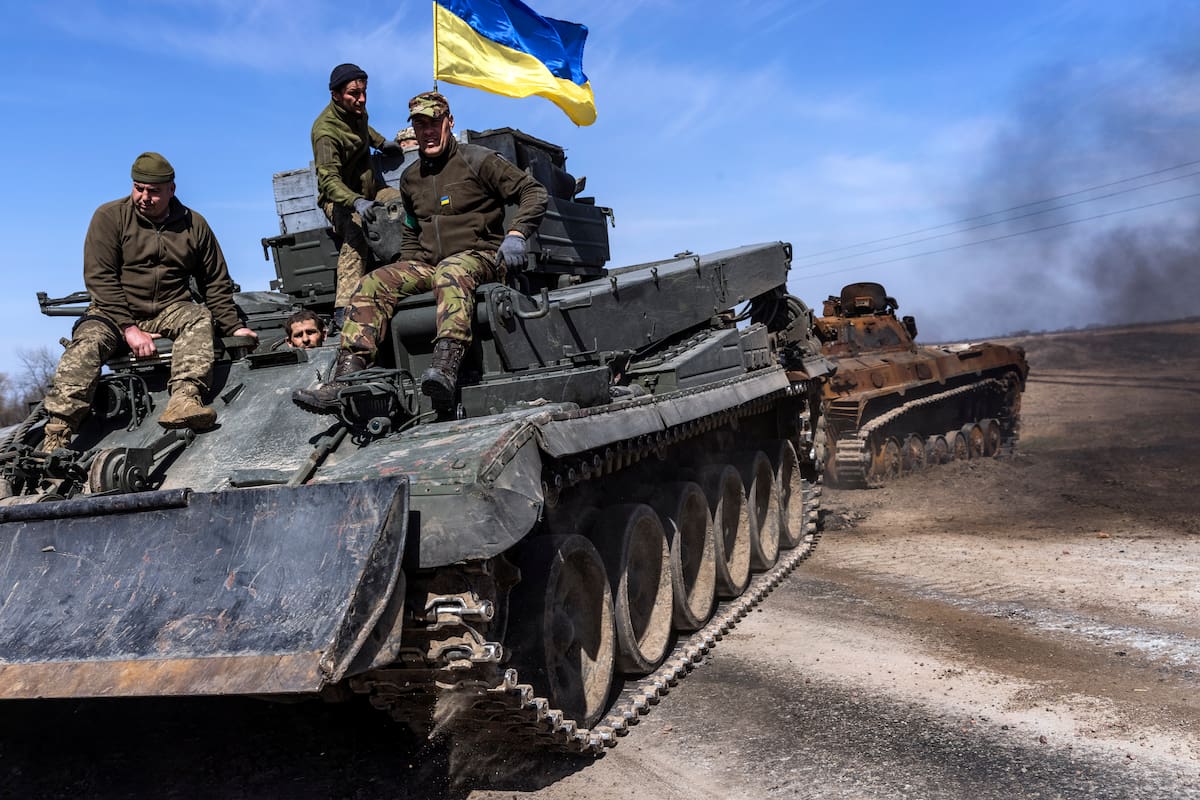 Fuerzas ucranianas capturan un tanque ruso en las afueras de Kiev. (David Guttenfelder/The New York Times)