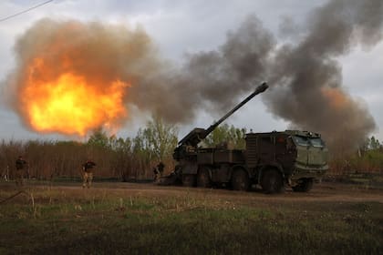 Fuerzas ucranianas disparan contra posiciones rusas en la región de Kharkiv. (Anatolii STEPANOV / AFP)