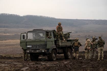 Fuerzas ucranianas, en las afueras de Bakhmut. (Lynsey Addario/The New York Times)