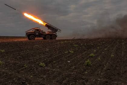 Fuerzas ucranianas lanzan un cohete sobre las posiciones rusas en la región de Kharkiv
