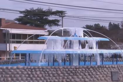 Fuete congelada en una de las rotondas de Villa Giardino en Córdoba.