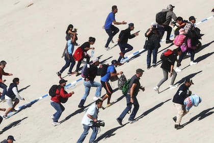 Fuga de inmigrantes en el centro de acogida en Caltanissetta