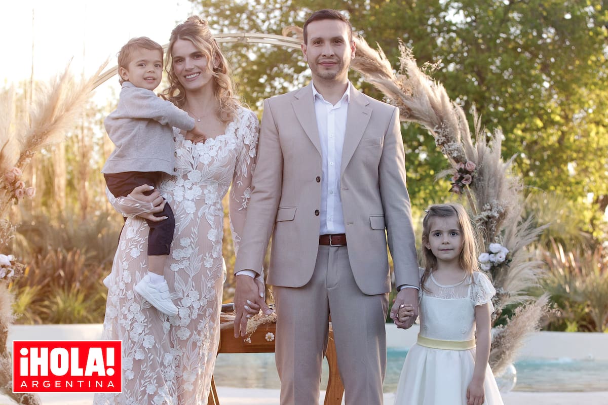 “Fuimos compañeros de estudio y, de a poco, nos hicimos amigos”, cuenta Yésica sobre su historia de amor con Fabricio, que
comenzó cuando cursaban la carrera de Ciencias Ambientales en la Universidad del Salvador (USAL). Aquí con sus dos hijos Luca (2) e Isabella (5).