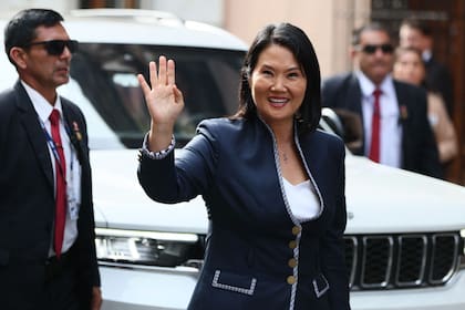 Fujimori saluda a su llegada al Ministerio de Relaciones Exteriores para mantener reuniones bilaterales con delegaciones extranjeras antes de su asunción, en Lima