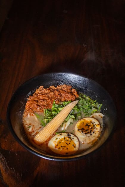 Fukuro Noodle Bar lanza su versión tsukemen del ramen en el que los fideos se sirven aparte, fríos o a temperatura ambiente; esto permite una sensación más liviana y abre el juego a toppings cambiantes, desde huevo marinado hasta carnes y vegetales