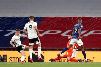 Fulham derrotó a Brentford por 2 a 1 en la final disputada en Wembley y conquistó el tercer ascenso a la Premier League. Aquí, la definición de Bryan en su segundo gol