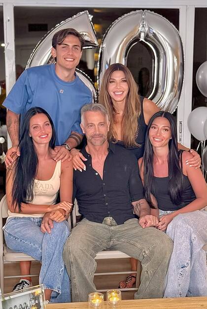 Fulop junto a Osvaldo Sabatini, sus dos hijas y Paulo Dybala, en el cumpleaños 60 del empresario
