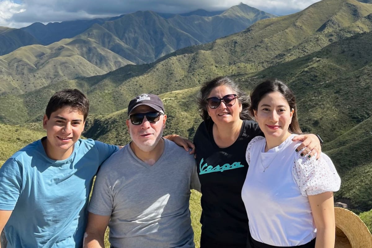 Fulvia en la actualidad, junto a su marido y sus dos hijos en Catamarca, su ciudad natal.
