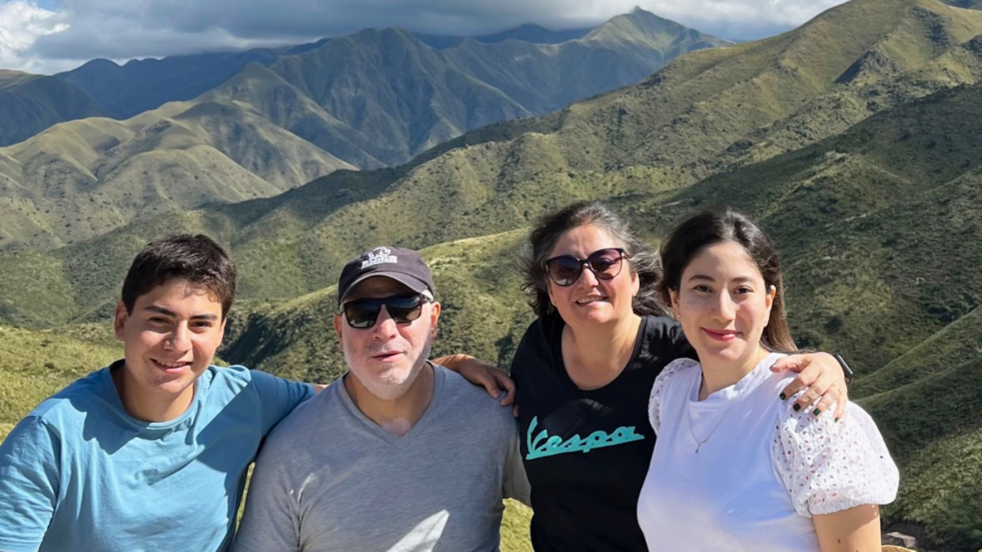 Fulvia en la actualidad, junto a su marido y sus dos hijos en Catamarca, su ciudad natal.