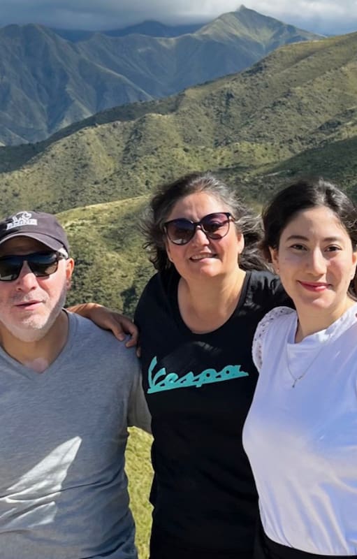 Fulvia en la actualidad, junto a su marido y sus dos hijos en Catamarca, su ciudad natal.