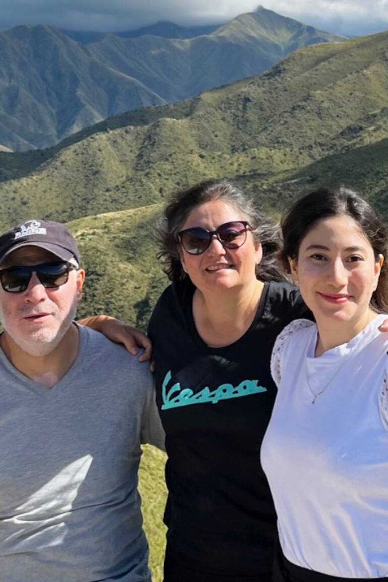 Fulvia en la actualidad, junto a su marido y sus dos hijos en Catamarca, su ciudad natal.