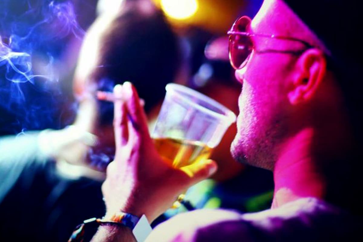 Fumar y beber es combinar dos riesgos, que algunos creen que se potencian,.