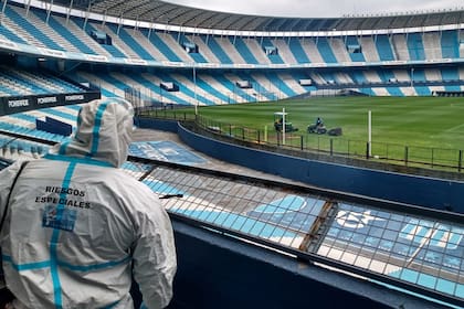 Personal de la policía ecológica de la provincia sanitizó el estadio de Racing para el partido del jueves ante Nacional