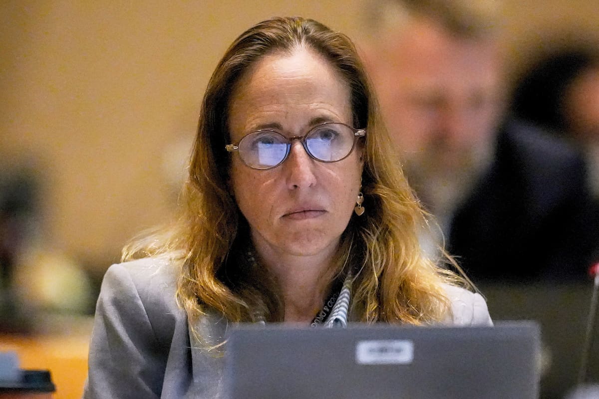 Funcionaria que revisó vacunas contra el COVID y antidepresivos sale de la Fda en nueva reorganizaci