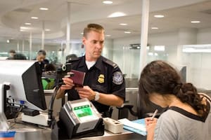 Funcionario de la CBP controla a pasajera que intenta ingresar al país