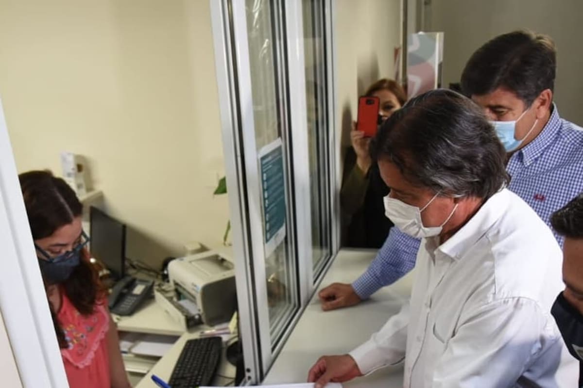 Funcionarios de la gestión del radical Rodolfo Suarez presentan las listas en la Legislatura provincial.