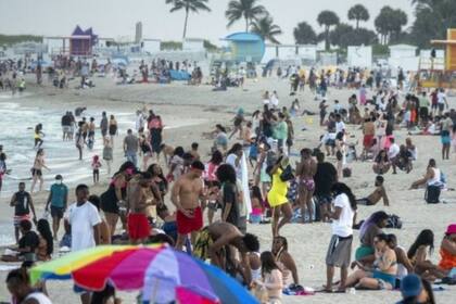 Funcionarios de Miami dijeron que el área de South Beach se vio "desbordada" por la multitud de turistas