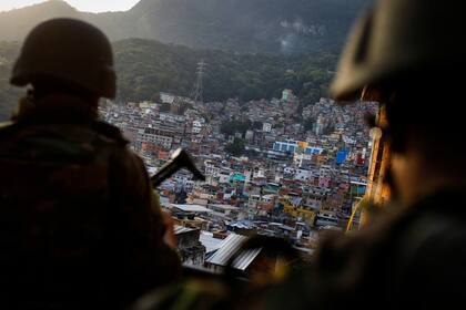 Funcionarios de seguridad dijeron que la gigante favela Rocinha, en Río de Janeiro, volvió a estar bajo control el sábado después de que cientos de soldados y policías fueran enviados a combatir traficantes de drogas fuertemente armados