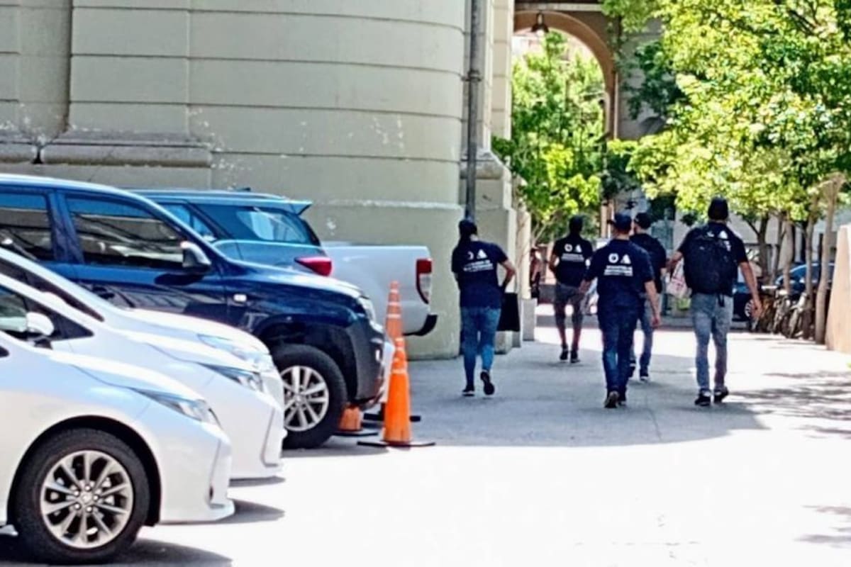 Funcionarios del Organismo de Investigaciones realizaron allanamientos en Santa Fe y Rosario en las sedes del Ministerio de Seguridad.