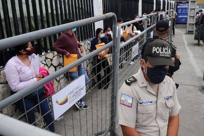 Funcionarios electorales aguardan al frente del Consejo Nacional Electoral en Guayaquil