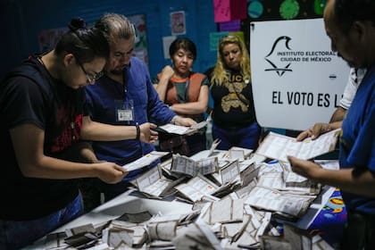 Funcionarios electorales y observadores cuentan votos tras el cierre de urnas en las elecciones generales en Ciudad de México, el domingo 2 de junio de 2024.