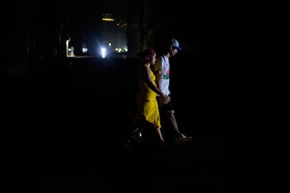 Funcionarios en Cuba informaron que se produjo un apagón el lunes en toda la isla de unos 11 millones de habitantes, a medida que se agravan las crisis energética y económica del país